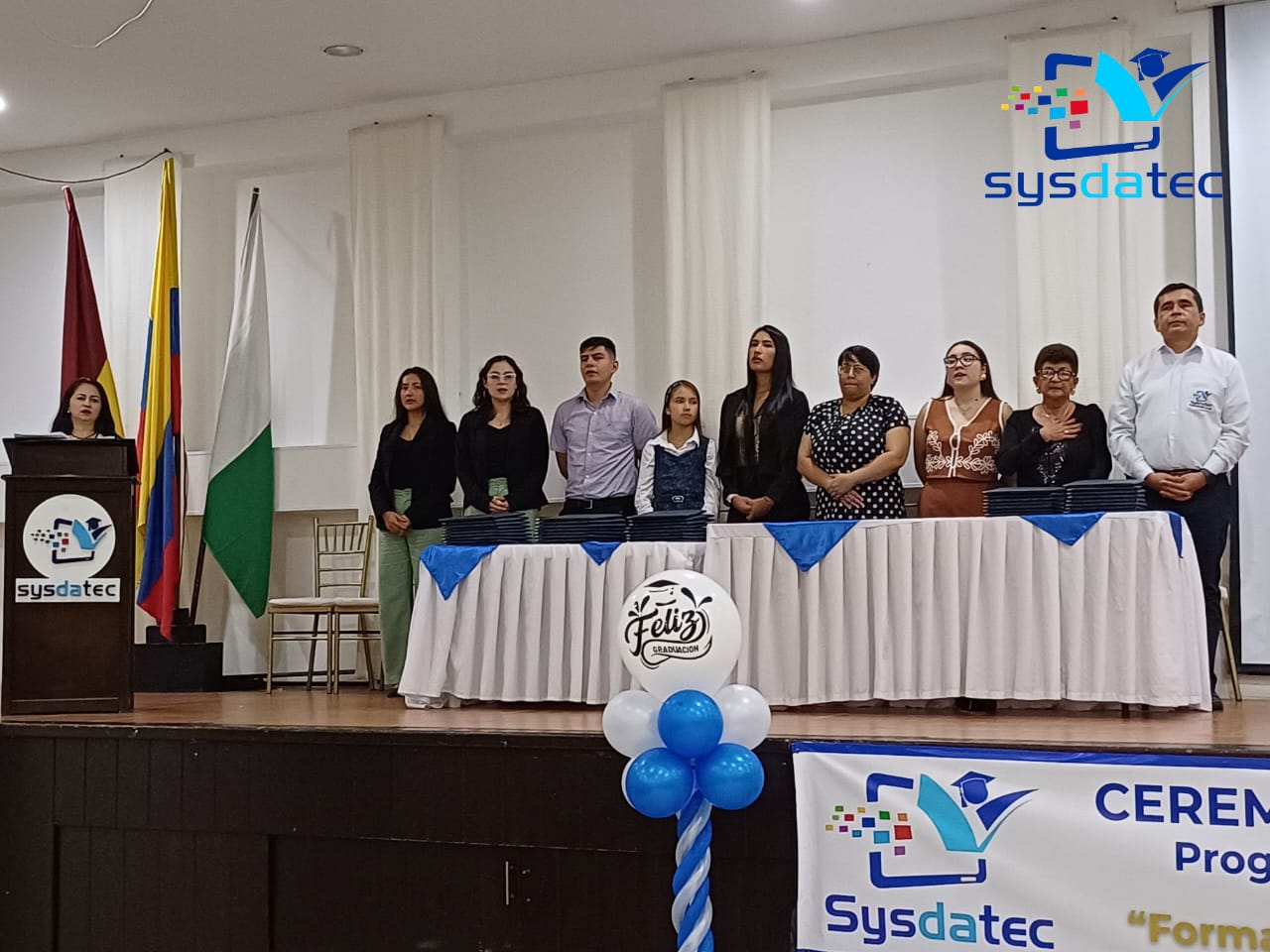 Tarima principal en ceremonia de graduación de Sysdatec